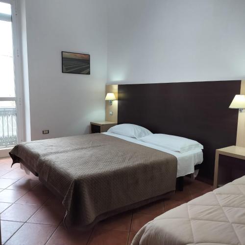 2 queen beds, 1 twin bed