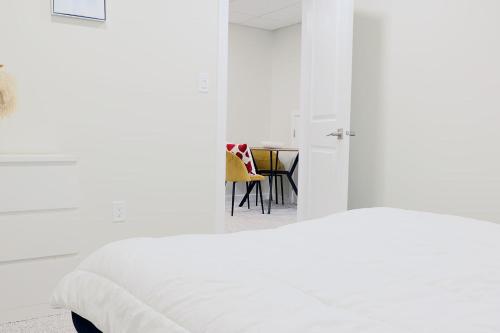 Bright Modern Suite in Winnipeg, Private Entrance and Self Check In