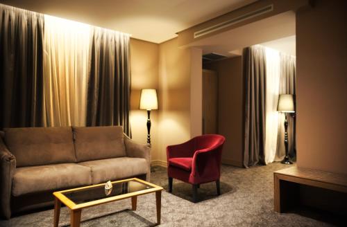 Mondial Hotel - image 2