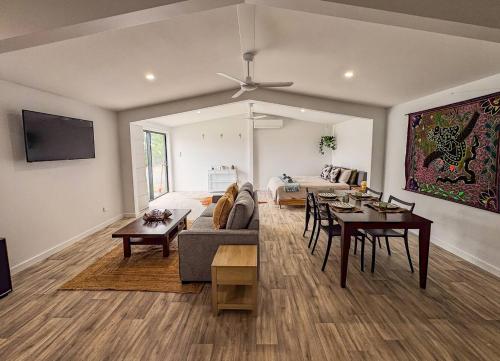 The Palms – Stylish Studio Retreat Near Yeppoon in 옙푼