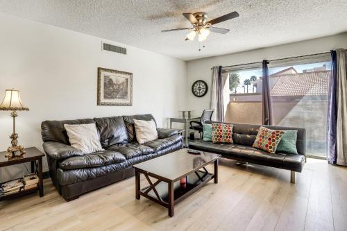 WFH-Friendly Las Vegas Condo: 2 Mi to Strip! – khách sạn tại Đông The Strip