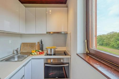 ห้องครัว, Lovely House Near Zagreb With Terrace - Happy Rentals in กราเบอร์เย อีวานิคโก