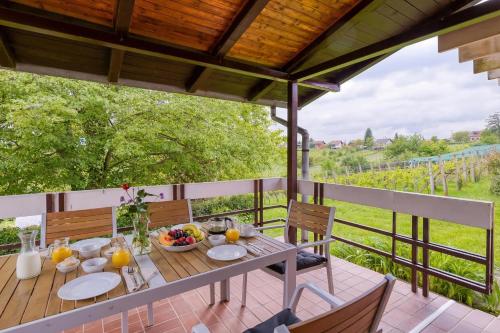 ระเบียง/ชานเรือน, Lovely House Near Zagreb With Terrace - Happy Rentals in กราเบอร์เย อีวานิคโก