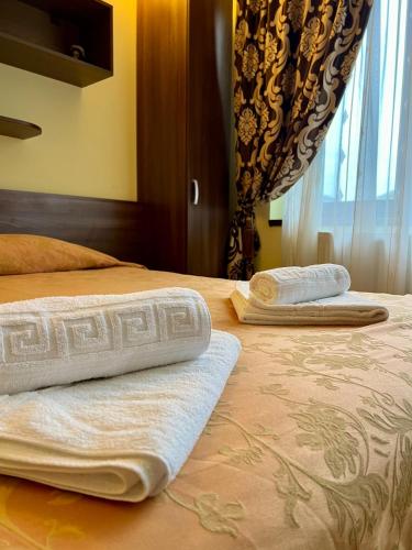 1 queen bed, 1 twin bed