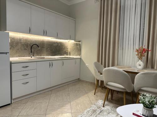 кухня, Boulevard Apartments Peshkopi in Пешкопия