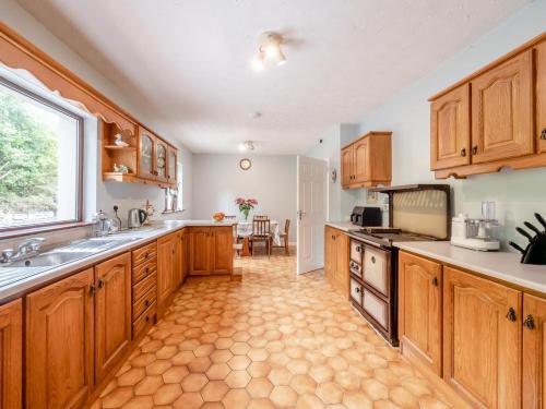 บริการและสิ่งอำนวยความสะดวก, 3 Bed in Releagh oc-s32584 in เกลนเกร์ริฟ