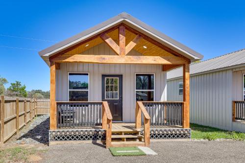 . 3 Mi to Sabine River! Modern Cabin Retreat