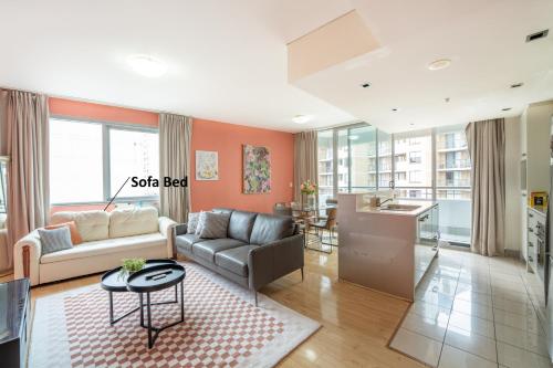 Spacious CBD Apartment Walk to Darling Harbour - main image