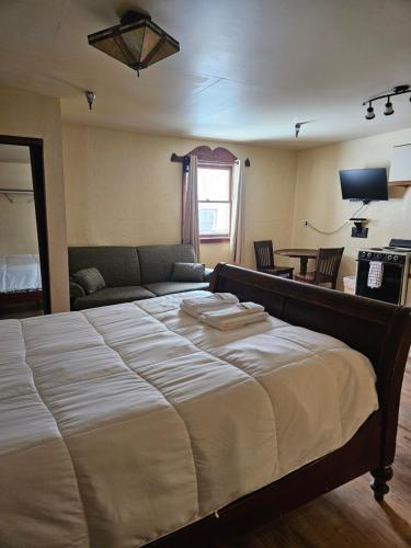 1 queen bed, 1 sofa bed