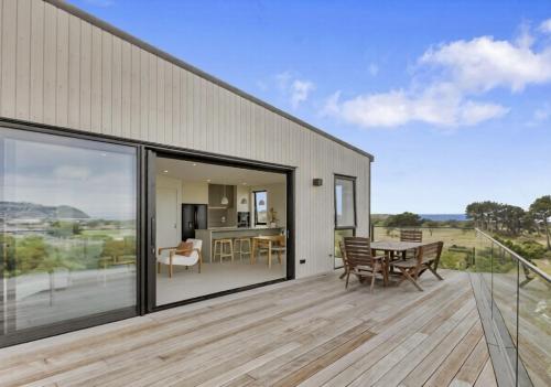 New modern home with ocean and golf course views – khách sạn tại Nam Dunedin