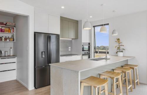 New modern home with ocean and golf course views in South Dunedin