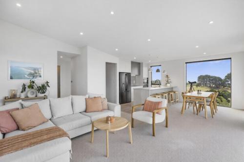 New modern home with ocean and golf course views in South Dunedin
