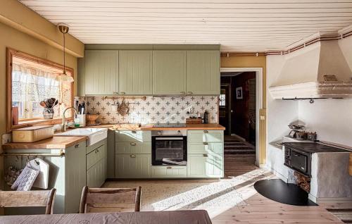 virtuve, 3 Bedroom Awesome Home In Årjäng (3 Bedroom Awesome Home In Arjang) in Gyltenas