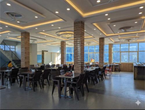 Silver oak Hotel and Restaurant in Bagla