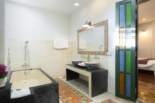 room detail thumbnail 2