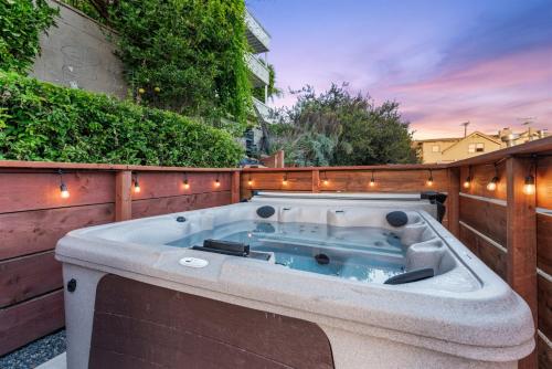 Hot Tub, Fireplace, Sauna, Cozy Historic Home – khách sạn tại Ventura Downtown