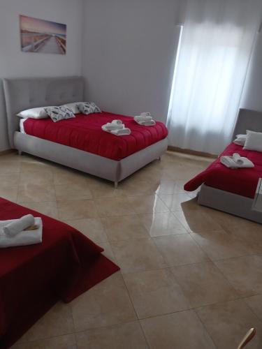1 double bed, 1 twin bed, 1 sofa bed