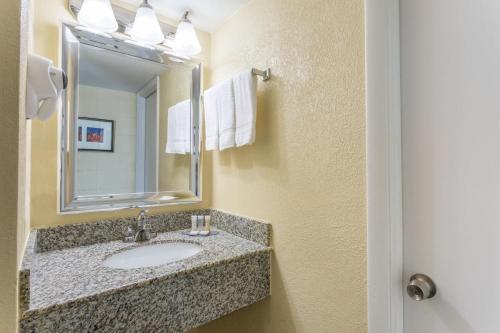 Howard Johnson by Wyndham Virginia Beach At The Beach in Virginia Beach, USA