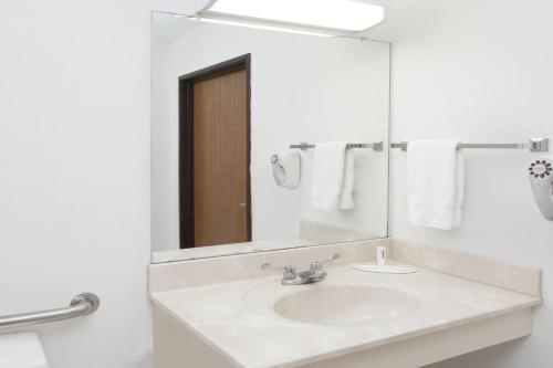 Super 8 by Wyndham Washington/Peoria Area - image 31