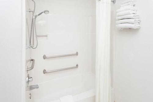 Super 8 by Wyndham Washington/Peoria Area - image 35