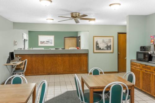 Super 8 by Wyndham Washington/Peoria Area - image 29