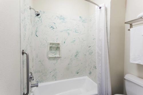 Days Inn & Suites by Wyndham South Gate - image 22