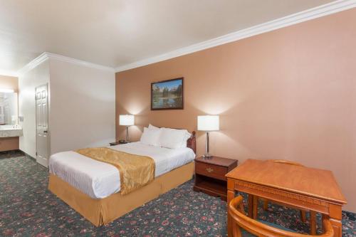 Days Inn & Suites by Wyndham South Gate - image 23