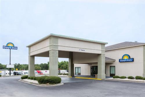 Days Inn by Wyndham Lugoff in Lugoff, USA