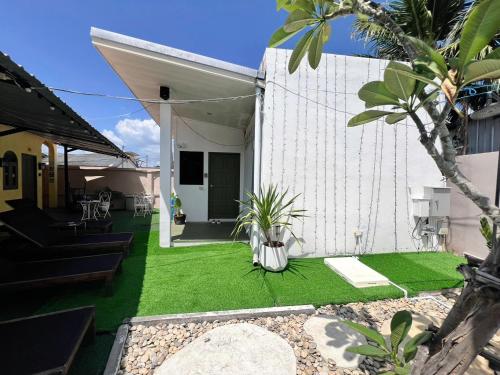 The Snug & The Sierra Airportel in Phuket Airport