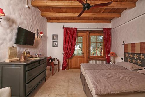 1 double bed, 1 twin bed