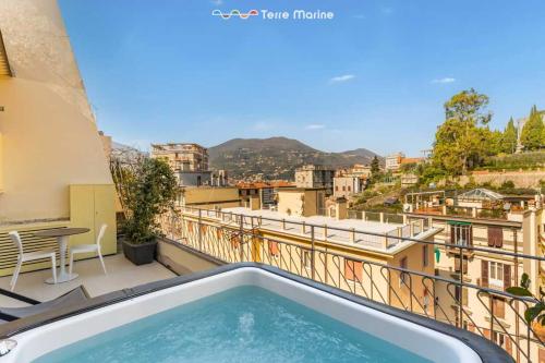 Suite Level 8, Terre Marine