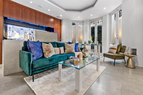 Luxury Kensington Retreat by Hyde Park, Londyn