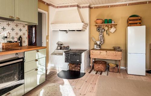 virtuve, 3 Bedroom Awesome Home In Årjäng (3 Bedroom Awesome Home In Arjang) in Gyltenas