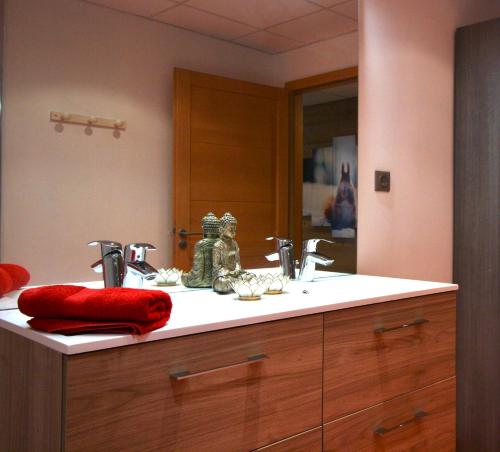 Appartement bien-être pour deux avec sauna privatif et piscine naturelle - Le Domaine des Fleurs Gérardmer - image 4