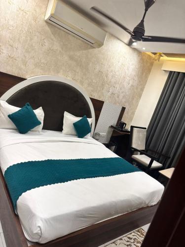 Hotel Decent in Barnala
