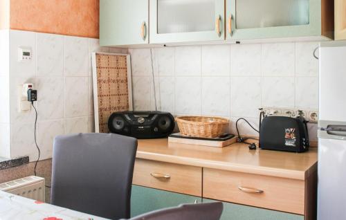 virtuve, Nice Apartment In Alt Bukow Ot Teschow in Alt Bukow