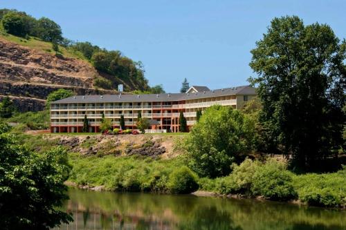 . The Lodge at Roseburg