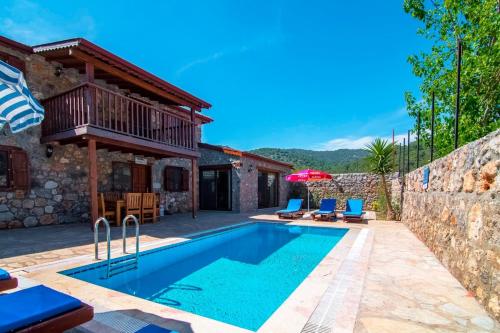 Stone villa with private pool in a secluded area in Fethiye – khách sạn tại Kayakoy