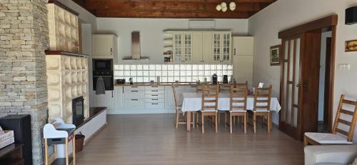 Villa Holiday in โปรอสซโล่