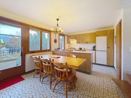 Chalet Bambi, spacieux, jardin, cheminée, kids & pets friendly (Chalet Bambi, spacieux, jardin, cheminee, kids & pets friendly) in ซิออน