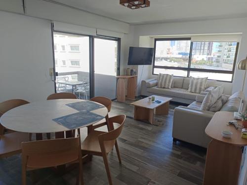 Apartamento frente a parada 2 de Playa Brava - Ed Parquemar Center