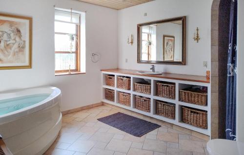 Koupelna, Pet Friendly Home In Sønder Felding With Wifi in Sonder Felding
