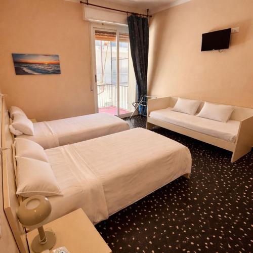 1 king bed, 1 twin bed