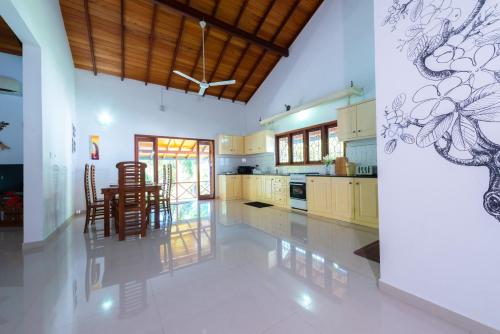 Coconut Grove Villa - Luxury 3 Bedrooms with Private Pool-Hikkaduwa - image 4