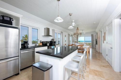 Lux Condo w/Views, Htd Pool, Priv. Beach, Golf Cart, Kayaks, AS SEEN ON HGTV in James Pt