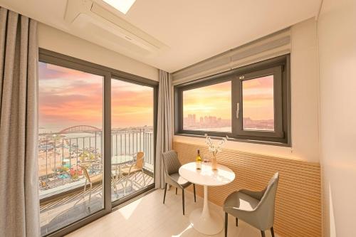 World Sky Residence Hotel in Sokcho-hang