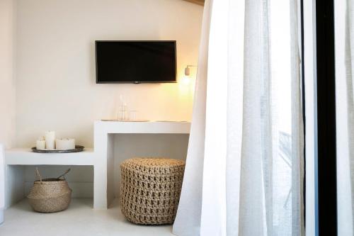 Superior Double Room with Side Sea View image 5