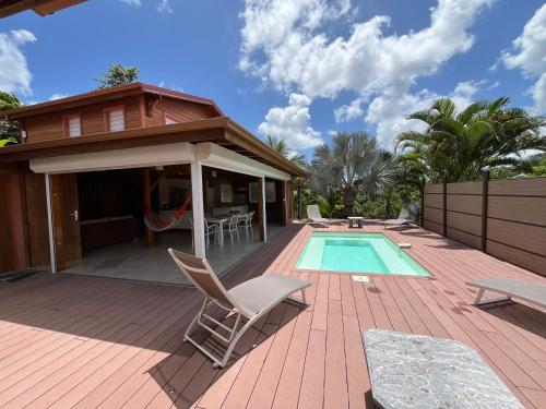 Villa neuve de standing en bois avec piscine in Le Moule