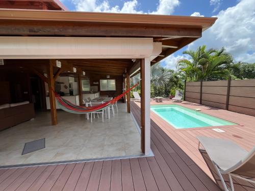 Villa neuve de standing en bois avec piscine in Le Moule