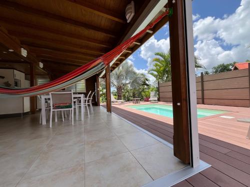 Villa neuve de standing en bois avec piscine in Le Moule